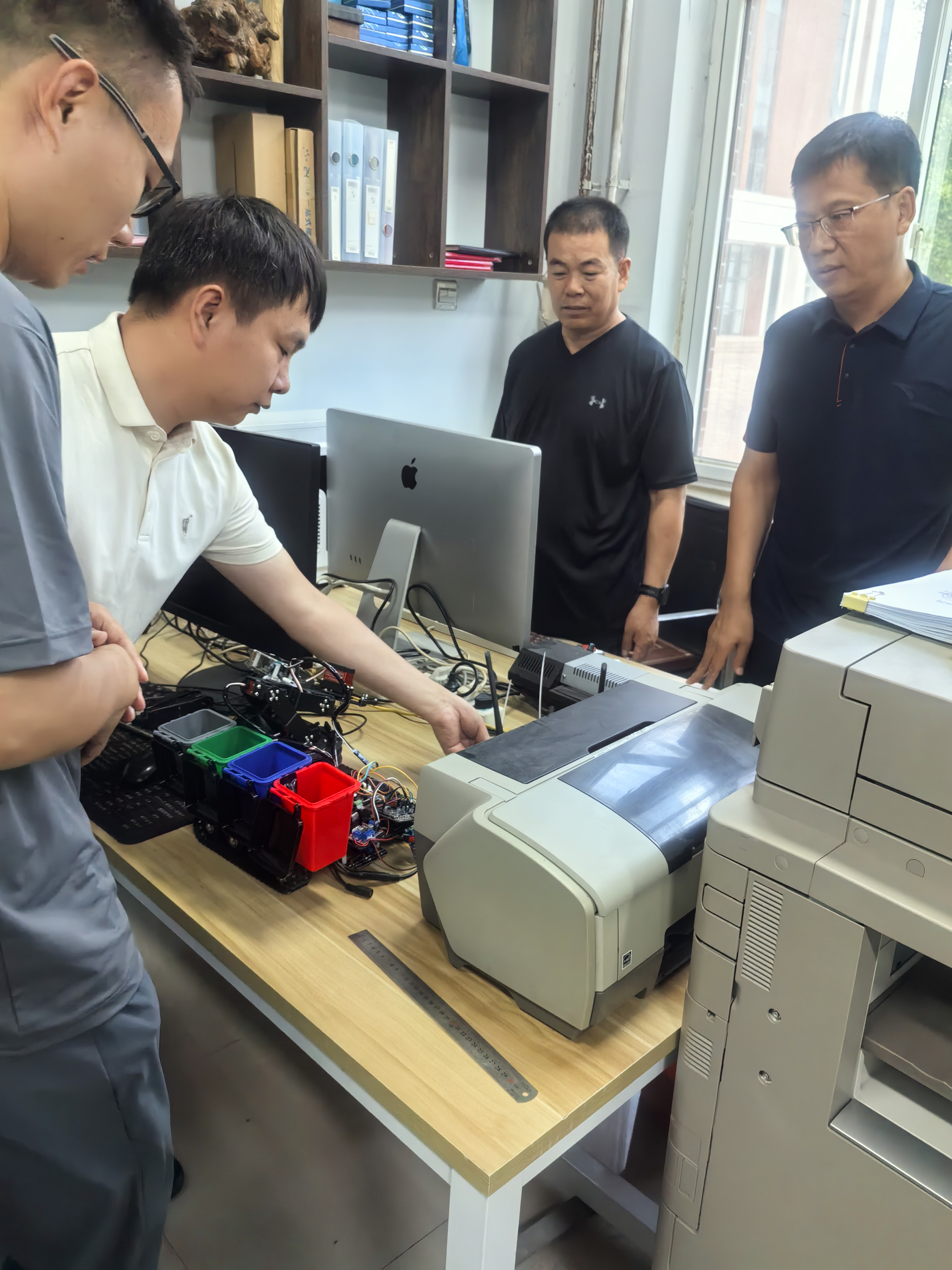 承德市生产力促进中心走访创业园区企业宣传科技政策